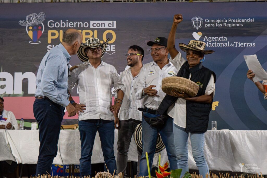 Gustavo Petro promotes the Agrarian Reform in a land redistribution ceremony