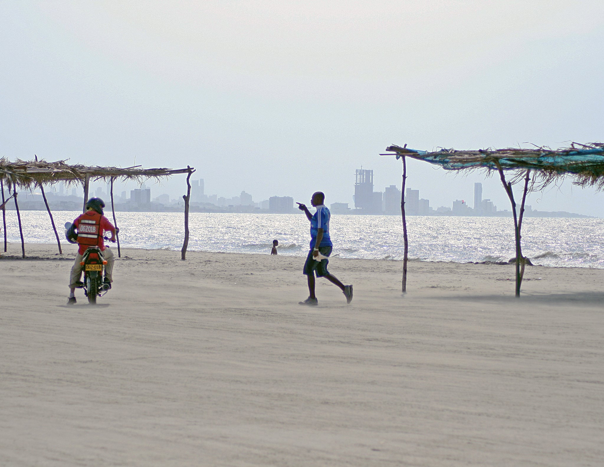 Colombian Influencer ‘El Chico de la Ruana’ Took 50 Grandparents from Raquira to See the Ocean
