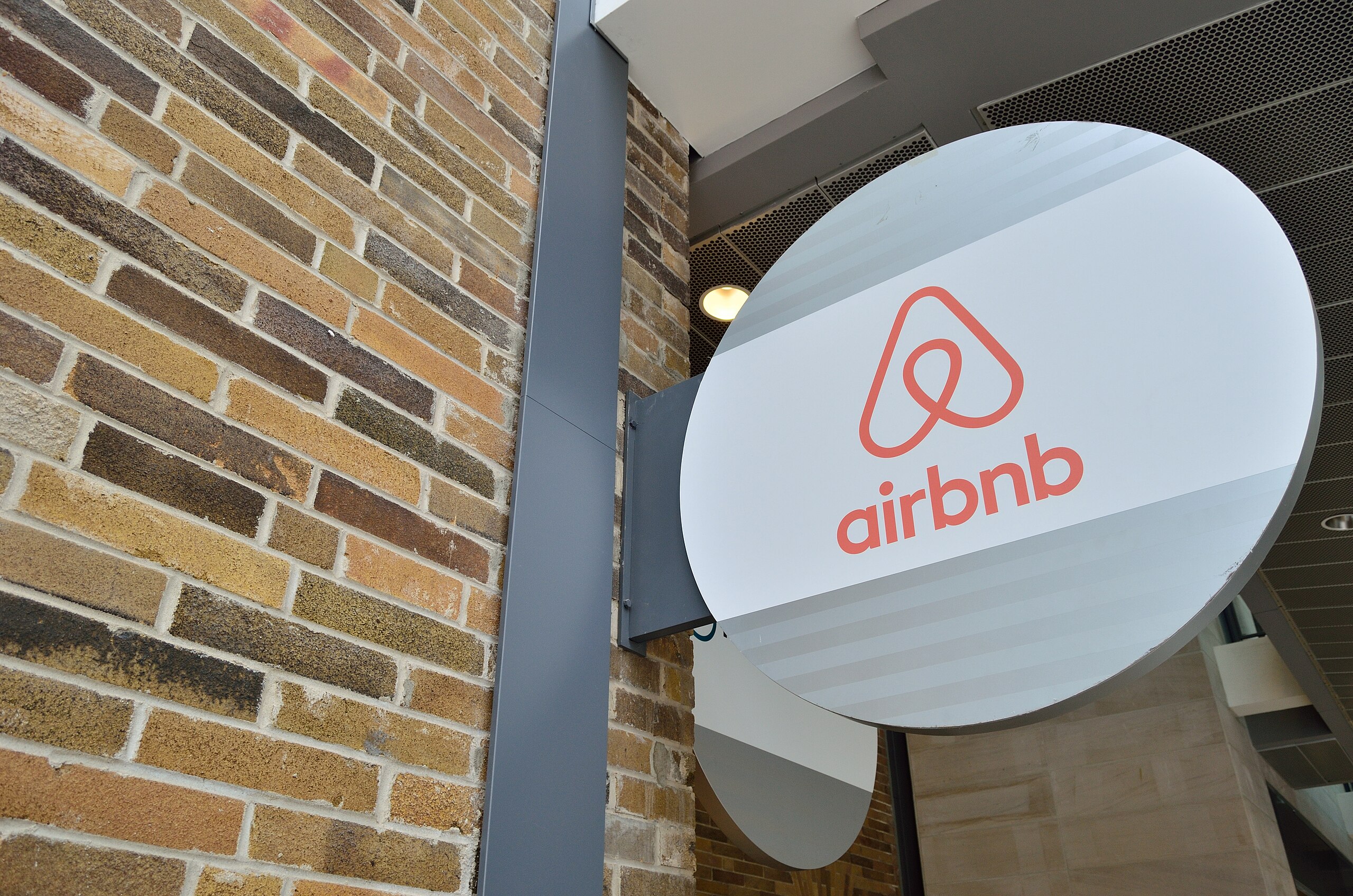Will Airbnb Stay in Colombia? New Government Rules Threaten the Platform’s Future